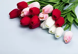 «Есть смысл добавить в вазу лед». Советы флориста по уходу за весенними букетами