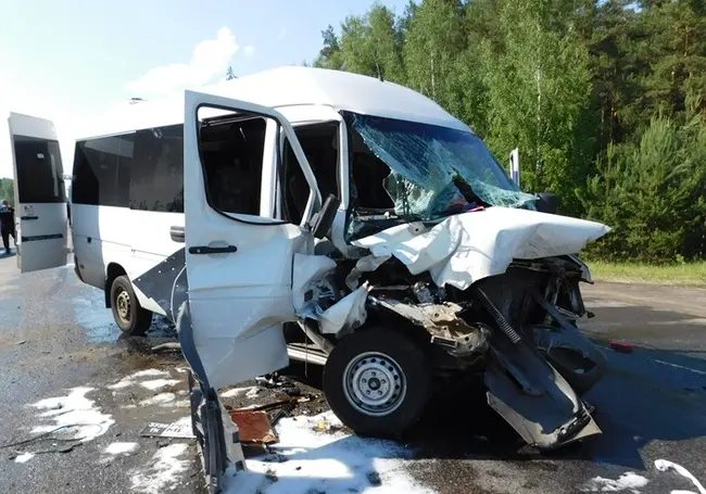 Трактор столкнулся с маршруткой под Бобруйском