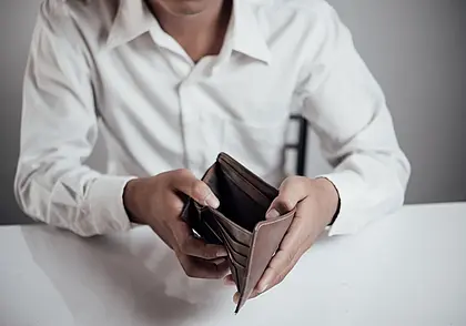 Познакомились в баре, привел домой: как могилевчанин едва не лишился крупной суммы денег