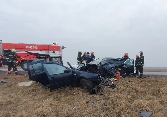 Два автомобиля столкнулись сегодня под Могилевом: спасателям пришлось «вырезать» пострадавших из машины
