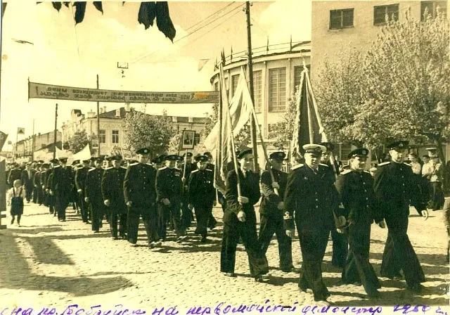 1950 год. Бобруйск. Первомайская демонстрация у городского театра на Социалистической.
