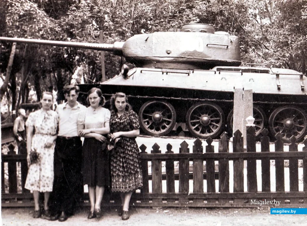 1960-е годы 20 века. Танк Бахарова до переноса на постамент.