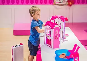 Мальчик вместо машинок играет в куклы