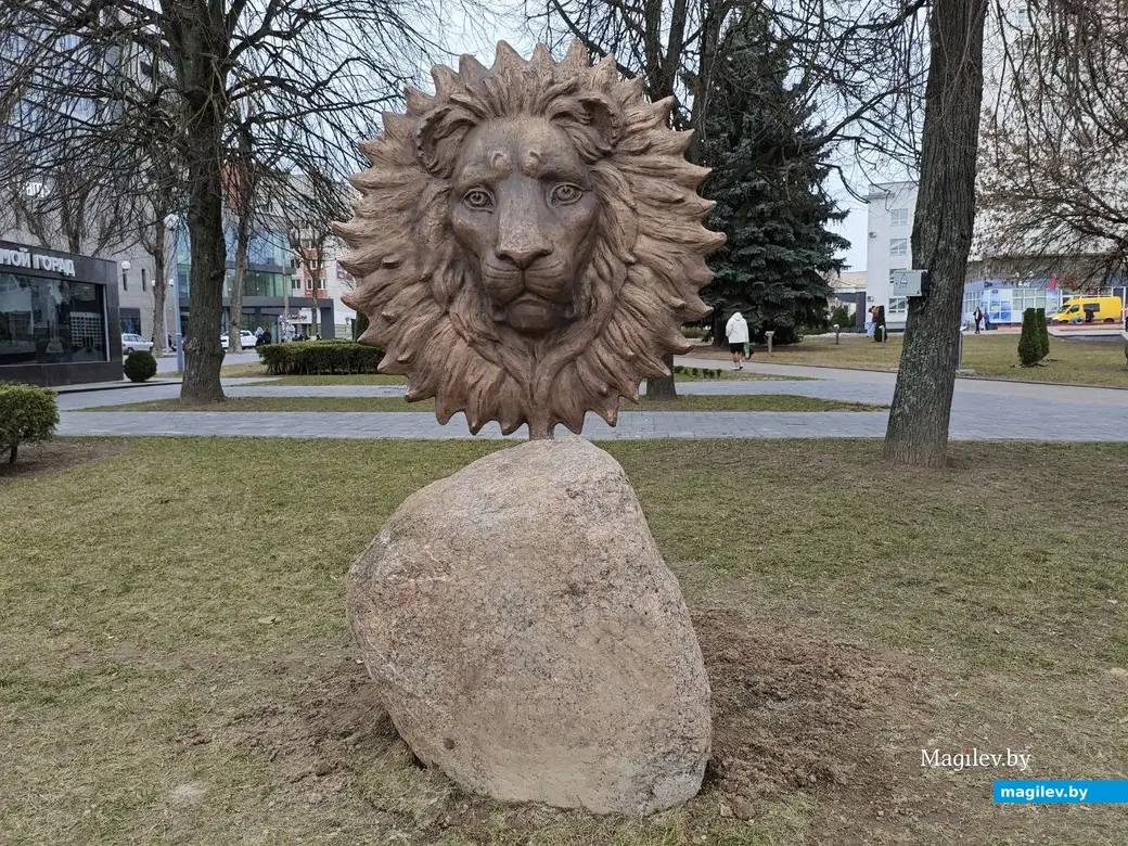 13 марта 2025 года. Могилев. Арт-объект . Лев. Улица Первомайская.