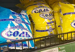 Солите мясной бульон сразу, как только он закипел? А ведь так нельзя