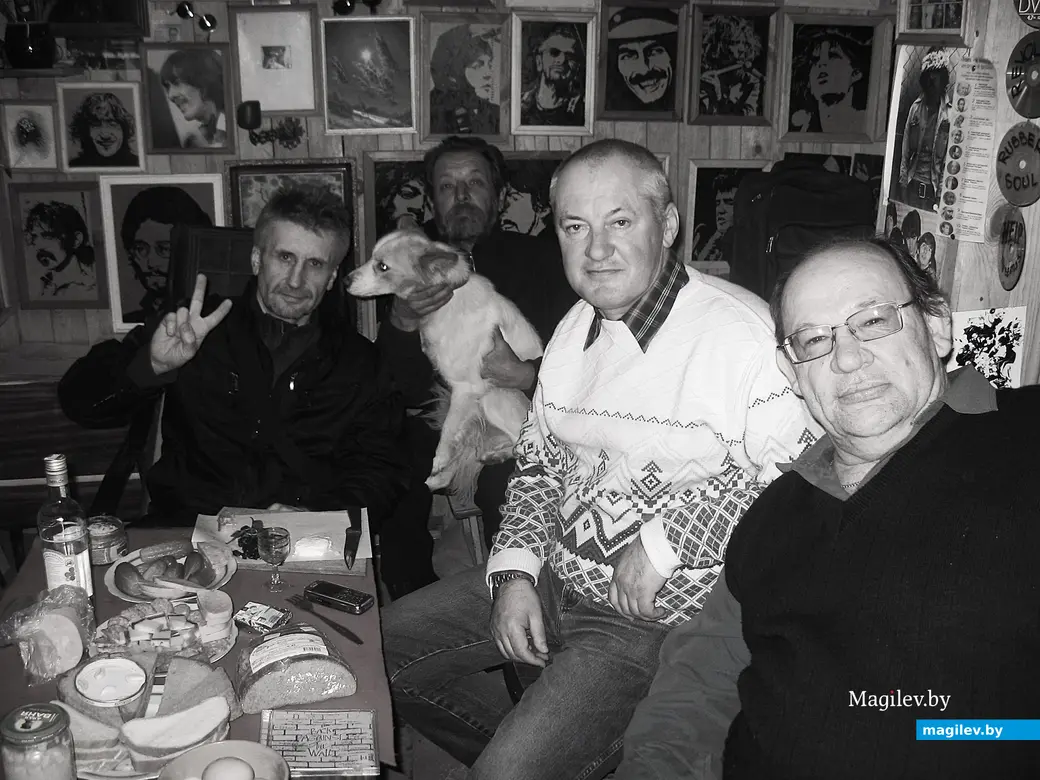 2008 год, Могилев, Папенка. Ринго за праздничным столом.