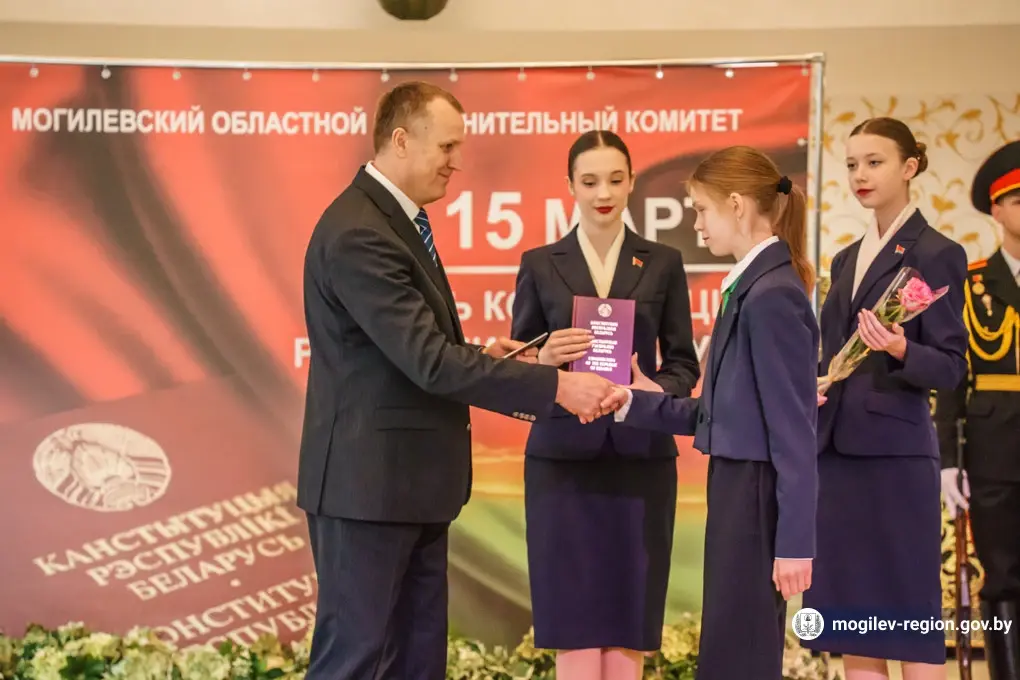 14.03.2025 г В Могилеве юным жителям региона торжественно вручили паспорта. Фото: mogilev-region.gov.by