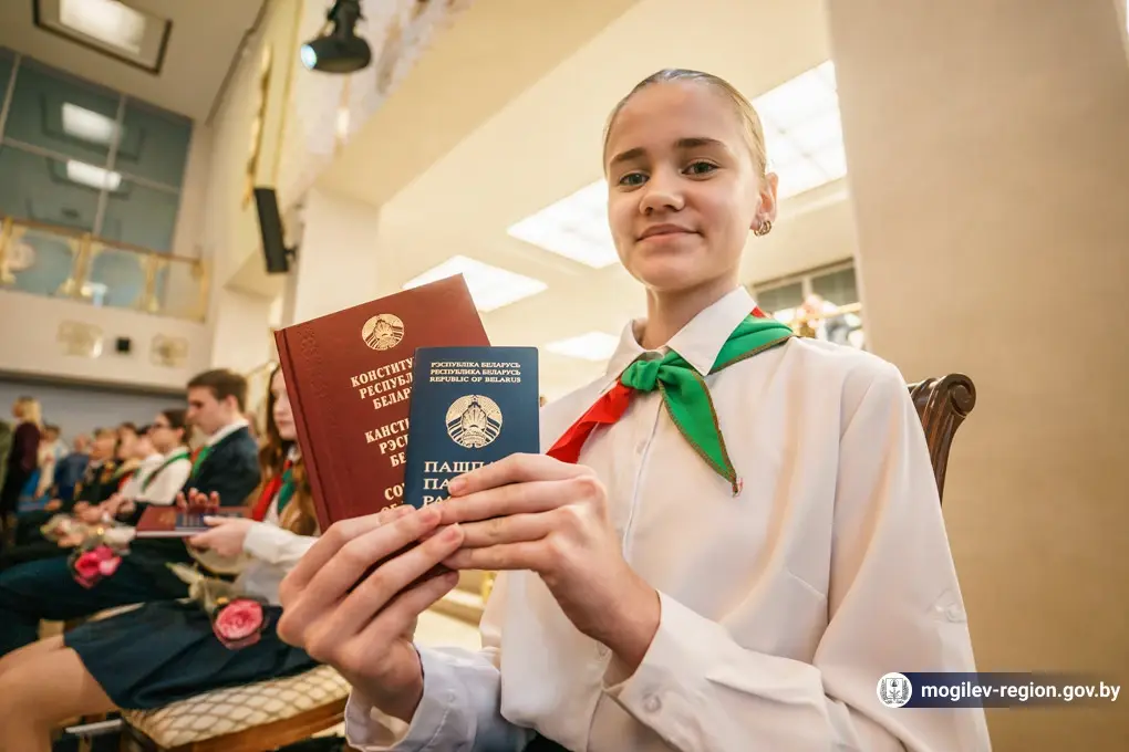 14.03.2025 г В Могилеве юным жителям региона торжественно вручили паспорта. Фото: mogilev-region.gov.by
