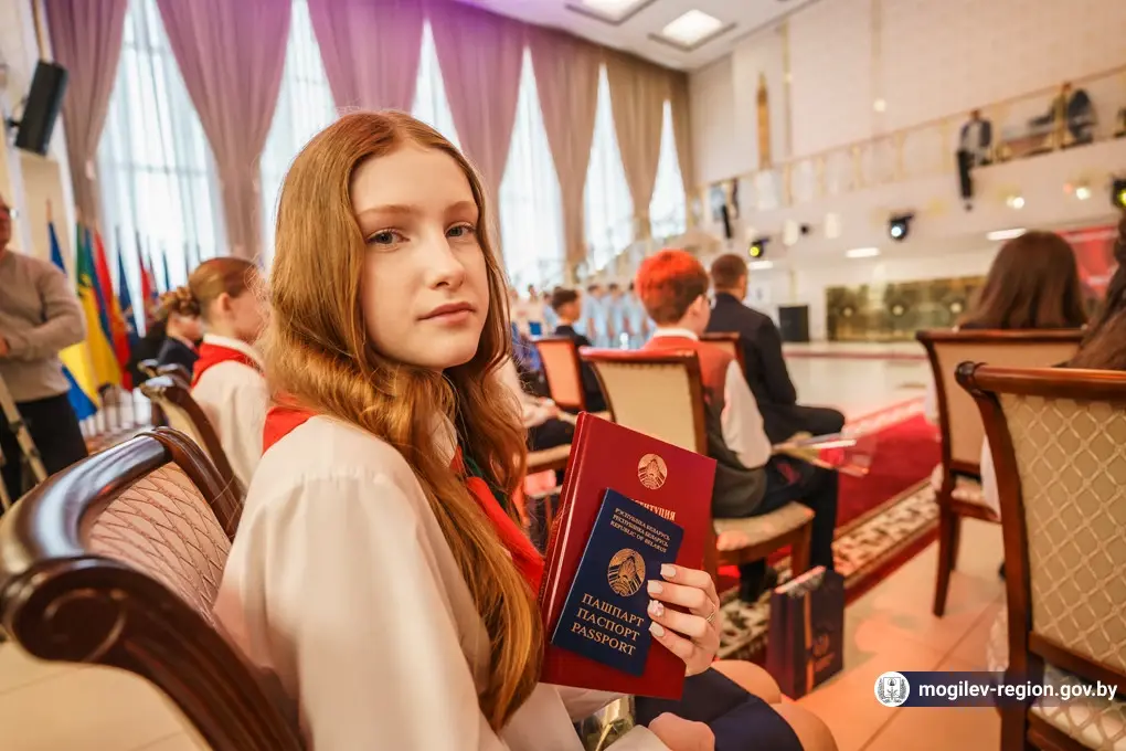 14.03.2025 г В Могилеве юным жителям региона торжественно вручили паспорта. Фото: mogilev-region.gov.by