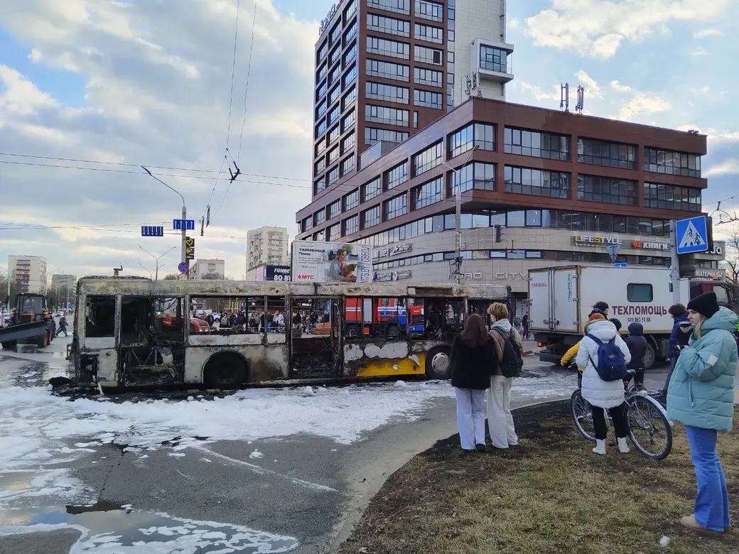 16 марта 2025 года. На Логойском тракте в Минске горел автобус. Фото: Ольга Вир.
