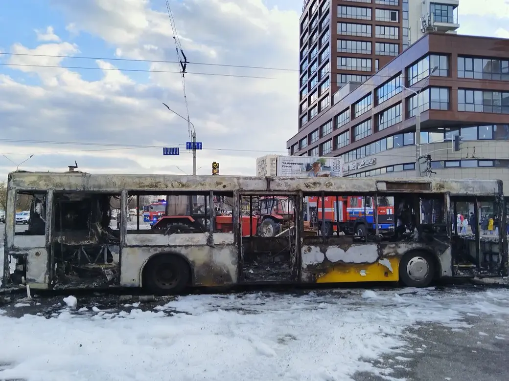 16 марта 2025 года. На Логойском тракте в Минске горел автобус. Фото: Ольга Вир.