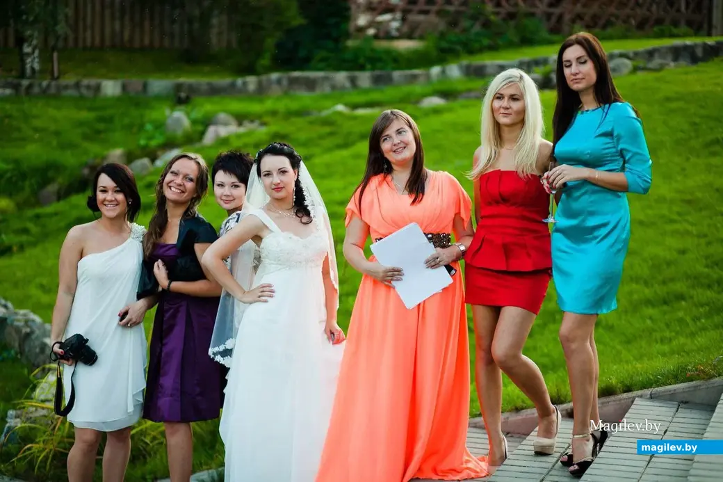 2010-е гг. Могилев. Анна Вискушенко рядом с невестой в платье в пол.