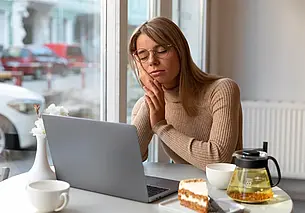 После еды хочется спать? Это может быть признаком дефицита железа