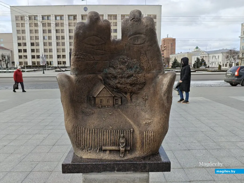17 марта 2025 года. Могилев. Площадь Единства. Скульптурная композиция «Спадчына».