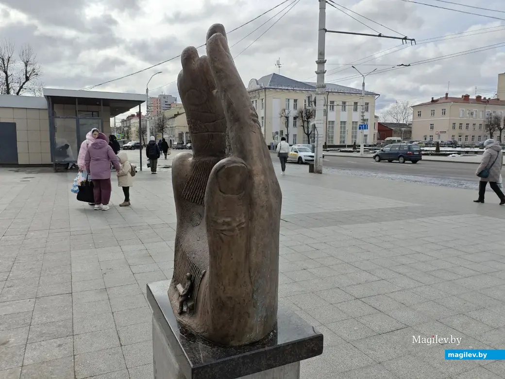 17 марта 2025 года. Могилев. Площадь Единства. Скульптурная композиция «Спадчына».