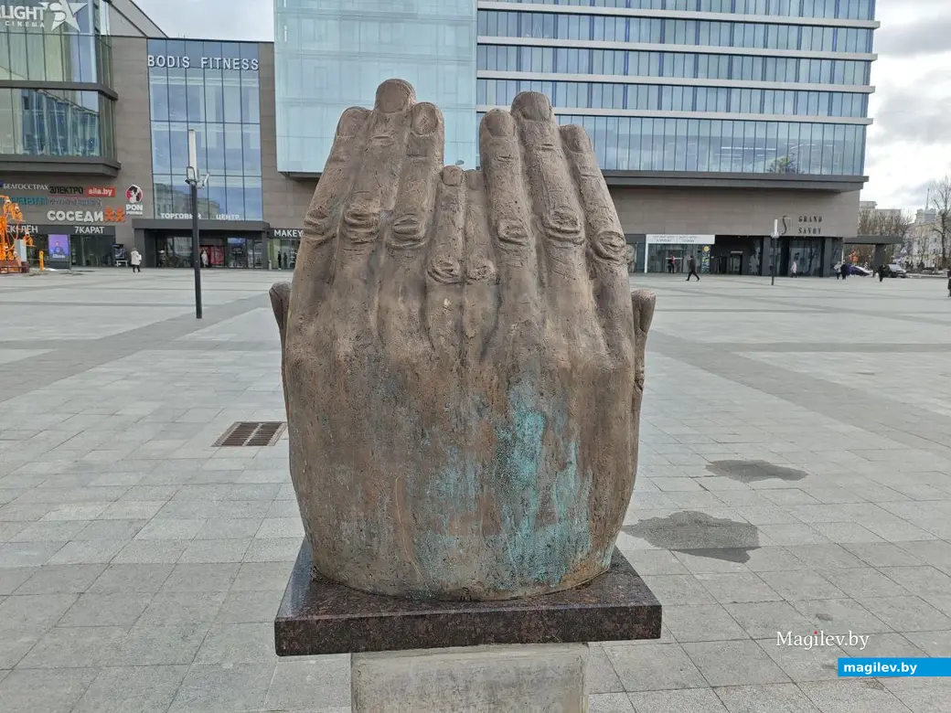 17 марта 2025 года. Могилев. Площадь Единства. Скульптурная композиция «Спадчына».