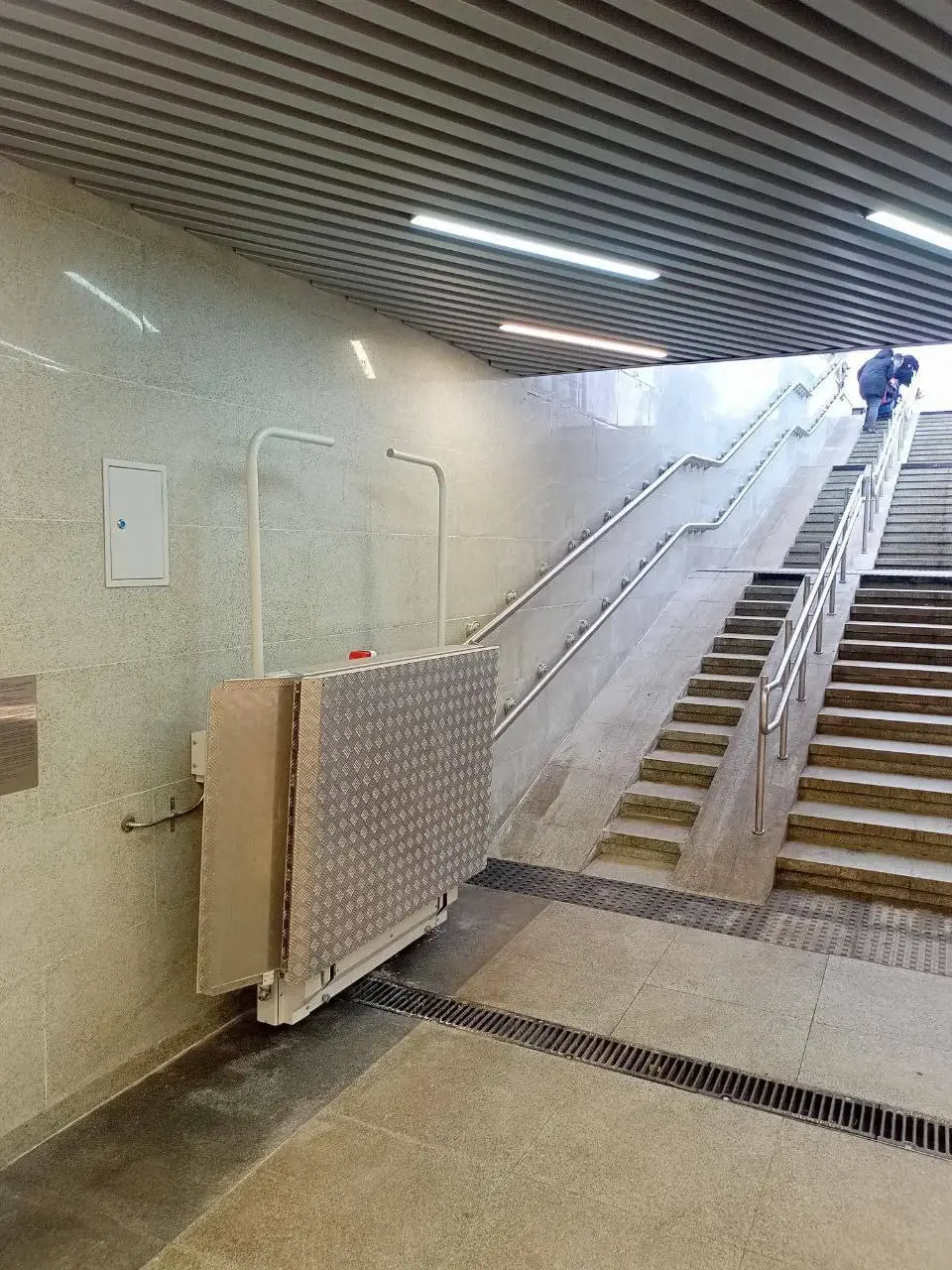 В Могилеве в новом подземном переходе установили подъемники для людей с ограниченными возможностями. Фото ТГ «Могилев – мой город!»
