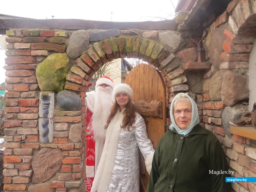 Зима 2014 г. Могилев, Подниколье. Бабушка, помнится, тогда подготовила песенку для Деда Мороза и Снегурки.