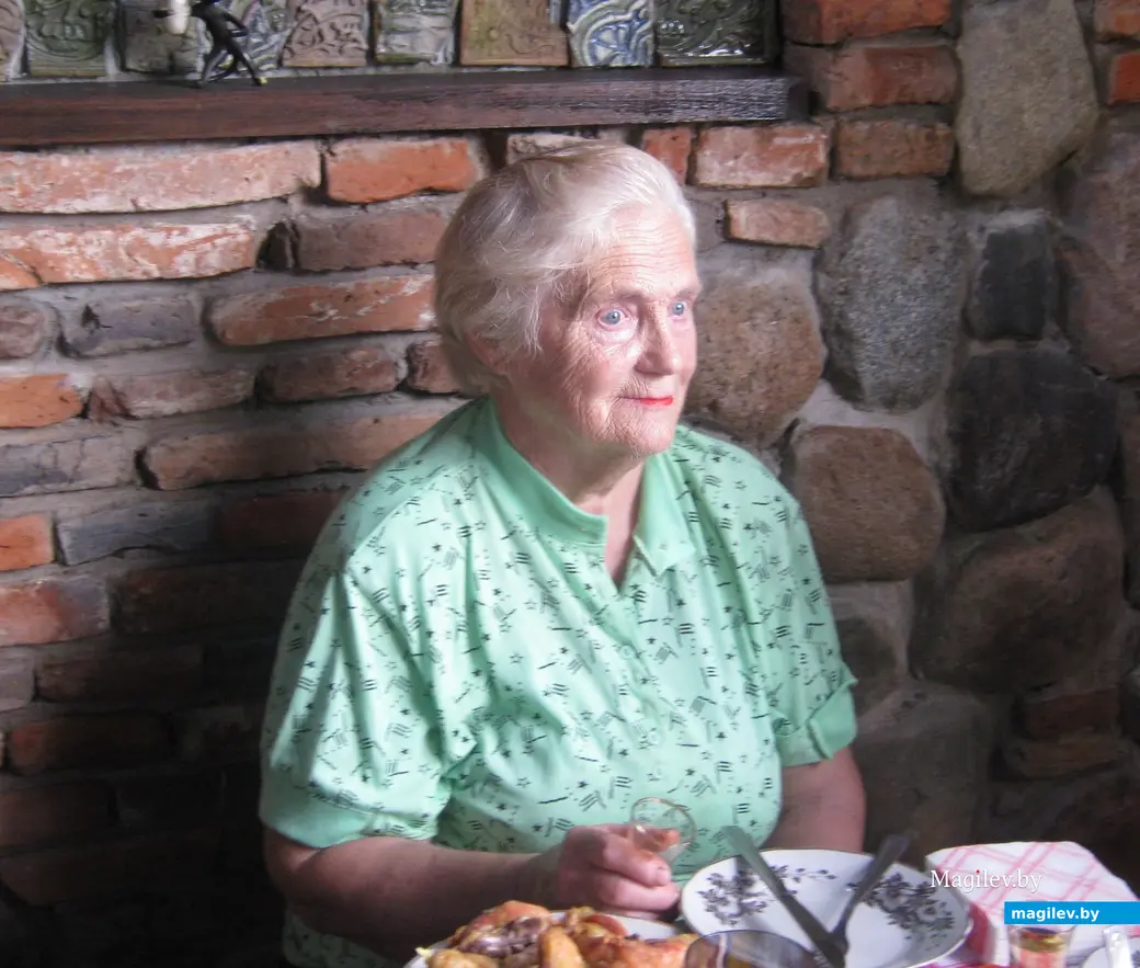 Лето 2012 г. Могилев, Подниколье. Бабушка обожала семейные праздники.