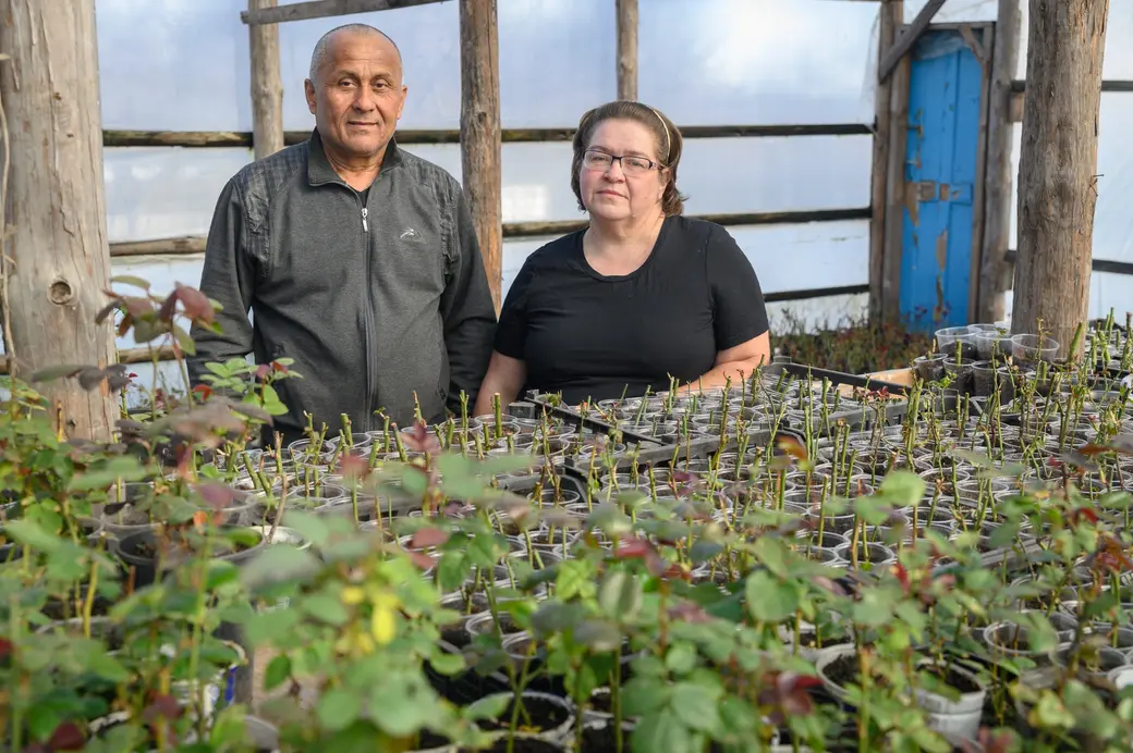 д. Плёссы Бобруйского района, 2025 год. Елена Беляева и Нематиллахон Мусаев.