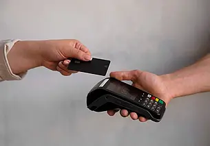 В Беларуси с 1 ноября в маршрутках можно будет расплачиваться за проезд банковскими картами