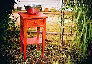 Тканью, салфетками, скотчем или смолой. Как обновить старый столик