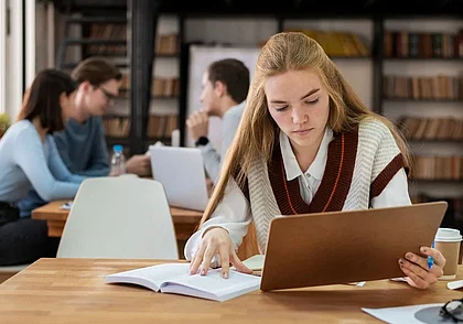 На каких условиях студент-очник может работать по совместительству? Рассказали в Минтруда