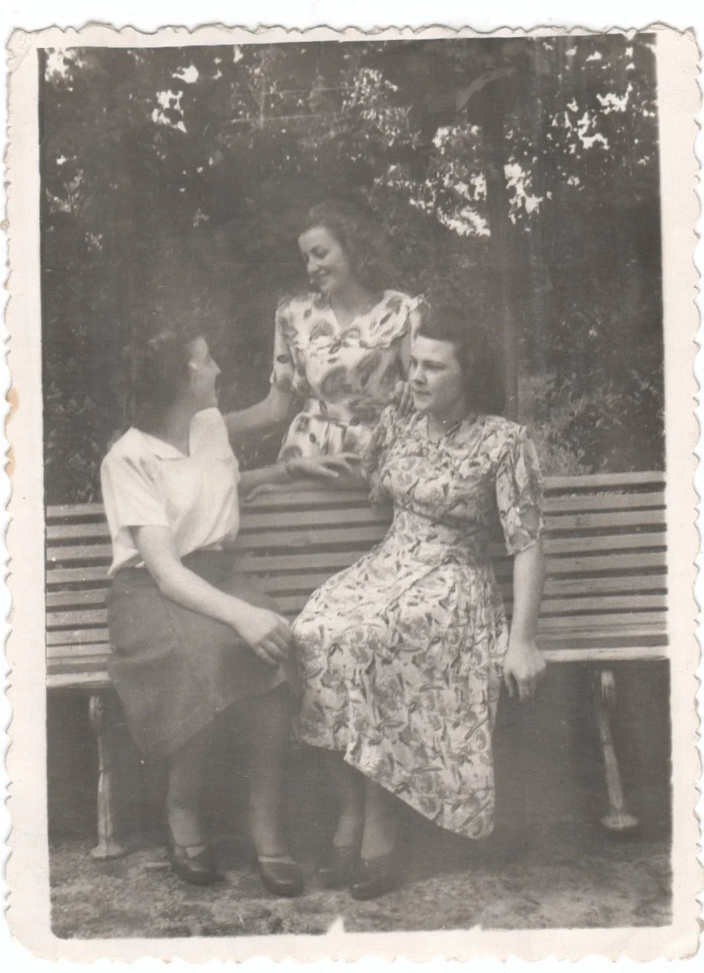 1950-е годы. Надежда Андреевна Кузьмина (слева) с подругой и сестрой в горсаду.