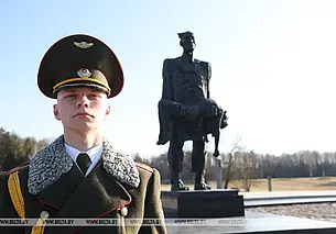 В день памяти Хатыни на мемориале возлагают цветы. Фотофакт