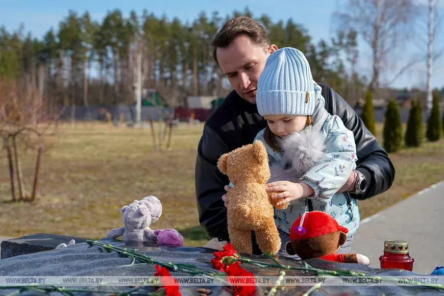 22 марта 2025 года. Возложение цветов к памятному знаку «Памяти сожженных деревень Могилевской области» в деревне Борки Кировского района Могилевской области.