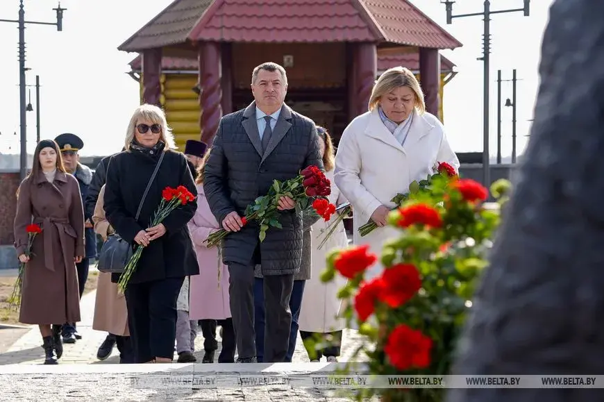 22 марта 2025 года. Возложение цветов к памятному знаку «Памяти сожженных деревень Могилевской области» в деревне Борки Кировского района Могилевской области.