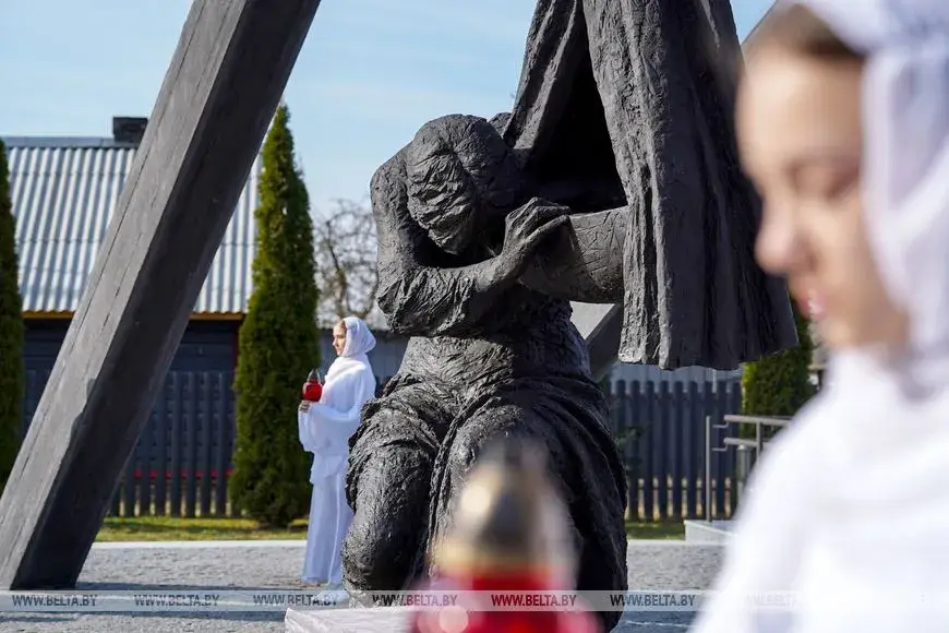 22 марта 2025 года. Возложение цветов к памятному знаку «Памяти сожженных деревень Могилевской области» в деревне Борки Кировского района Могилевской области.