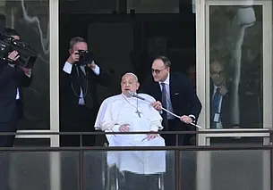 Папа Римский Франциск впервые после продолжительной болезни показался перед верующими