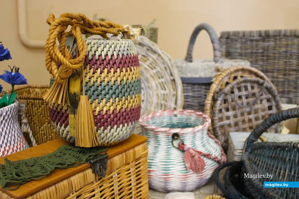 25 марта 2025 года. Могилев. Работы мастериц студии декоративно-прикладного искусства «Чараўніцы».