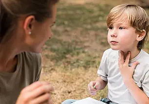 «Сестра хочет рассказать сыну, что он приемный. Я возражаю…» В ситуации разбирался психолог