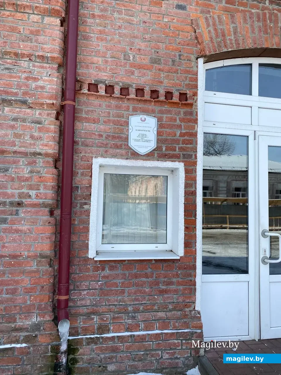 17.02.2025. Это окно у входной двери в пожарное депо сохранилось в прежних размерах.