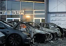 Семь автомобилей Tesla сгорели в Германии