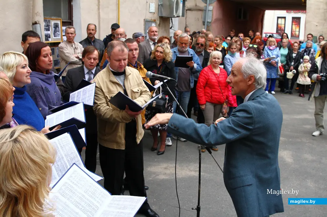 2017 год, Могилев, дворик в Пожарном переулке. Тусовка могилевских «семидесятников». Хор городской капеллы Сергея Лищенко исполняет «Tears in Heaven».