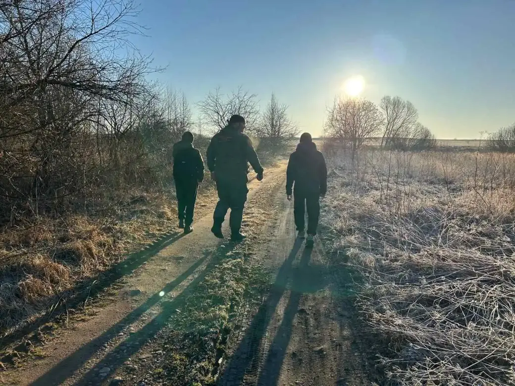 Волонтеры во время поисков мальчика в в деревне Застаринье Барановичского района Брестской области.