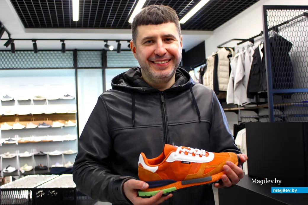 Март 2025 года. Могилев. Пушкинский проспект. Магазин бренда Strobbs. Собственник открывшегося фирменного магазина Вадим.