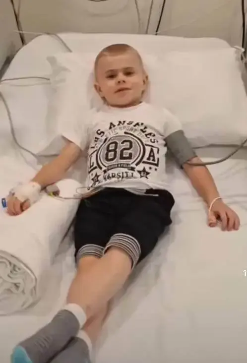 Март 2025 г. ОАЭ. Артему Подъяловскому сделали спасительный укол! Фото: скриншот видео.