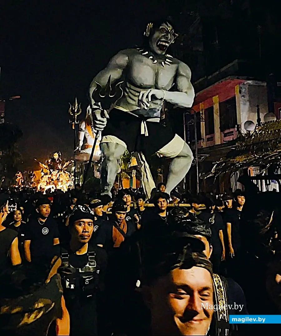 29.03.2025, Индонезия, остров Бали. Уличное новогоднее шествие.