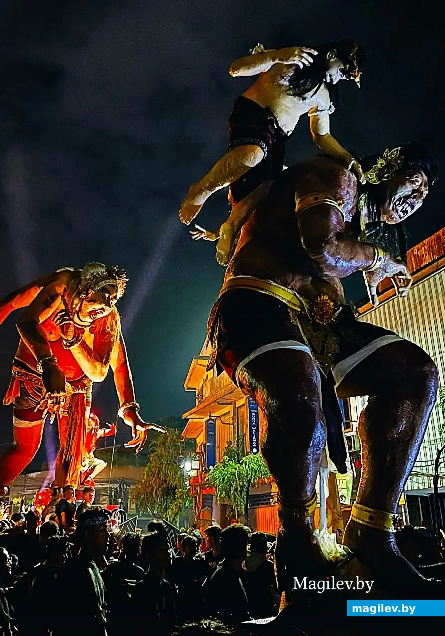 29.03.2025, Индонезия, остров Бали. Уличное новогоднее шествие.