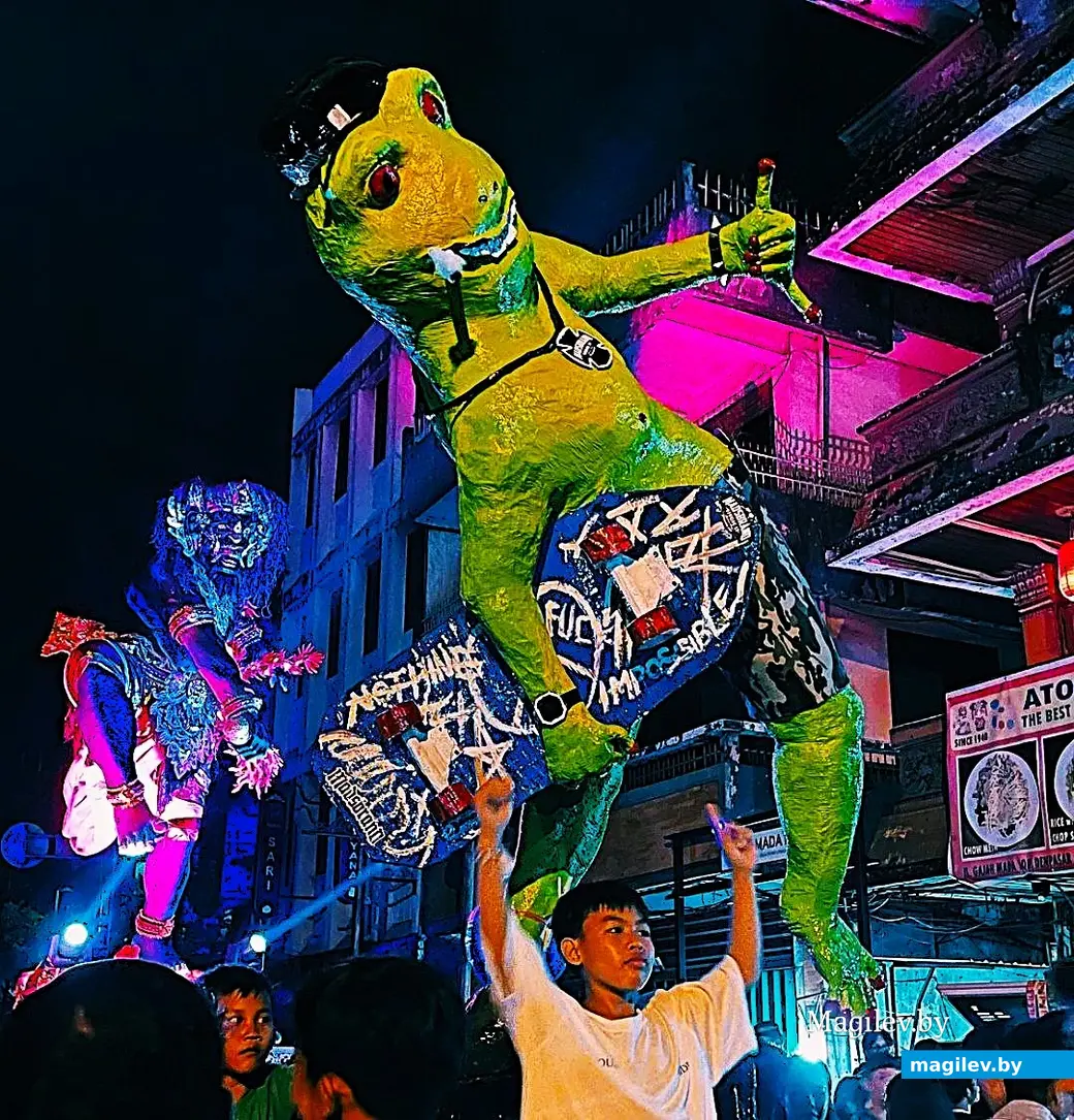 29.03.2025, Индонезия, остров Бали. Уличное новогоднее шествие.