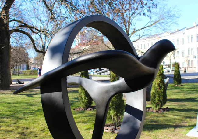 Парящая ласточка: Могилев украсил новый арт-объект. Фотофакт