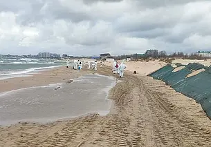 На пляжах Анапы обнаружены новые выбросы мазута