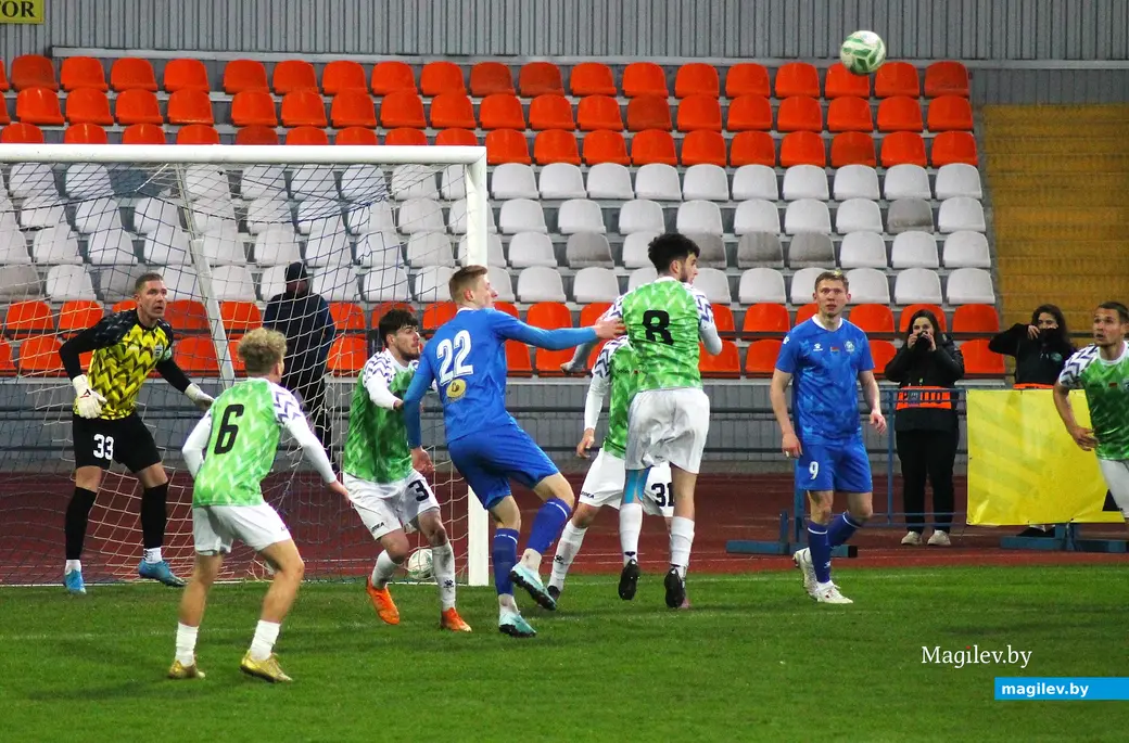 О5.04.2025, Могилев. Стадион «Спартак». Фрагмент игры «Днепр – Могилев» (в синей форме) – «Осиповичи».