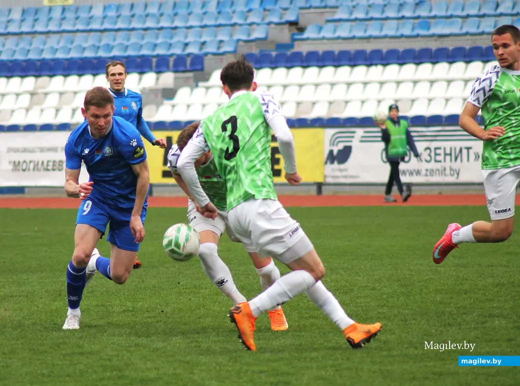 О5.04.2025, Могилев. Стадион «Спартак». Фрагмент игры «Днепр – Могилев» (в синей форме) – «Осиповичи».