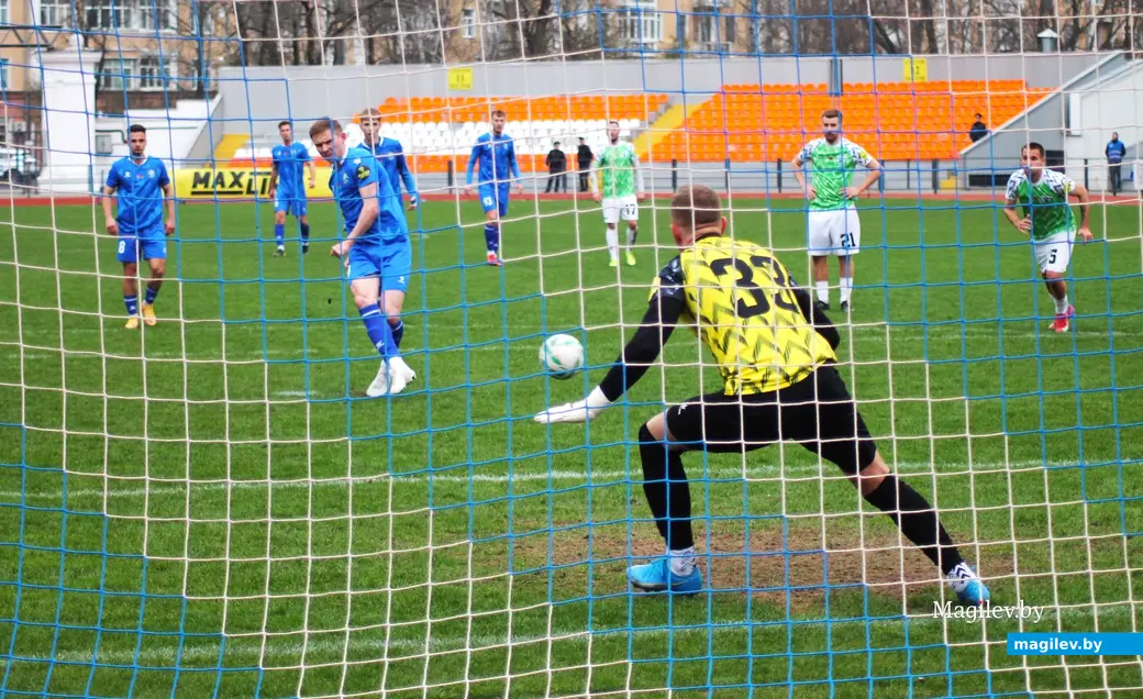 О5.04.2025, Могилев. Стадион «Спартак». Фрагмент игры «Днепр – Могилев» (в синей форме) – «Осиповичи».