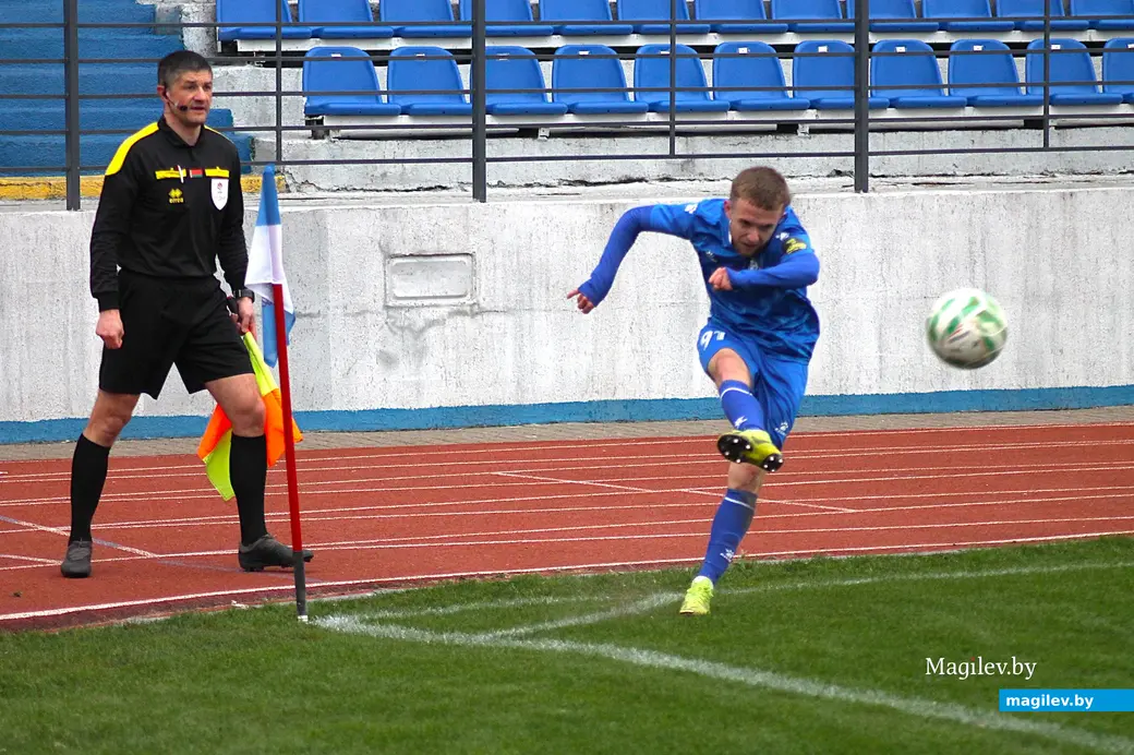 О5.04.2025, Могилев. Стадион «Спартак». Фрагмент игры «Днепр – Могилев» (в синей форме) – «Осиповичи».